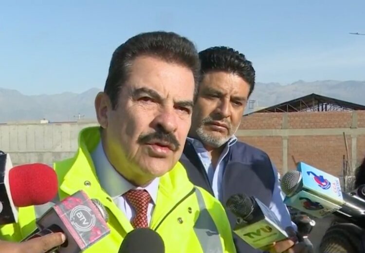 Manfred Reyes Villa habla del paro con periodistas, este jueves.