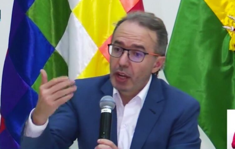 Jorge Richter en conferencia de prensa en Santa Cruz.