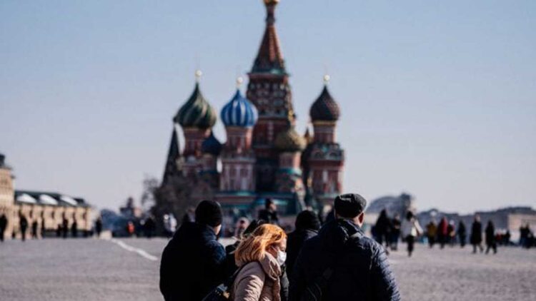 Rusia registra récord de nuevos casos diarios de COVID-19 impulsados por ómicron