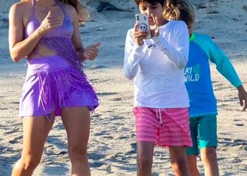 Shakira junto a sus hijos Sasha y Milan, en la playa de Cabo San Lucas (México). Foto: Backgrid.