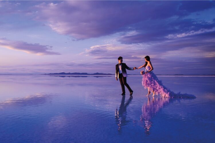 Una matrimonio en el salar de Uyuni. Foto: Bodas en el Salar de Uyuni (Facebook)