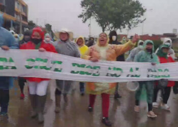 Marcha de vecinos contra el paro avanza en medio de enfrentamientos por la ciudad