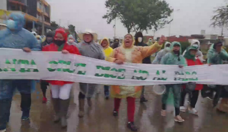 Marcha de vecinos contra el paro avanza en medio de enfrentamientos por la ciudad