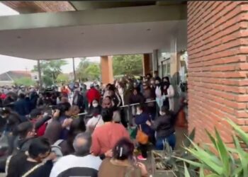 Desalojo violento de manifestantes que hacían vigilia en la Gobernación cruceña