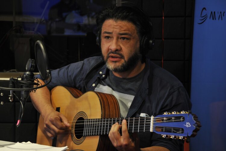 El cantautor Sergio Antezana trabaja en la preproducción de su próximo disco