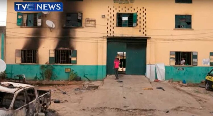 Escapan 300 presos en Nigeria tras presunto ataque de grupo yihadista Boko Haram
