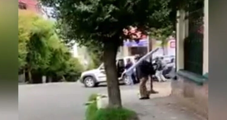 Antisociales fuertemente armados atracan en el centro de La Paz y se llevan $us 40.000