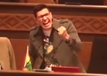 En plena sesión, diputado de oposición canta un tema de Luis Miguel y le dedica a Yujra