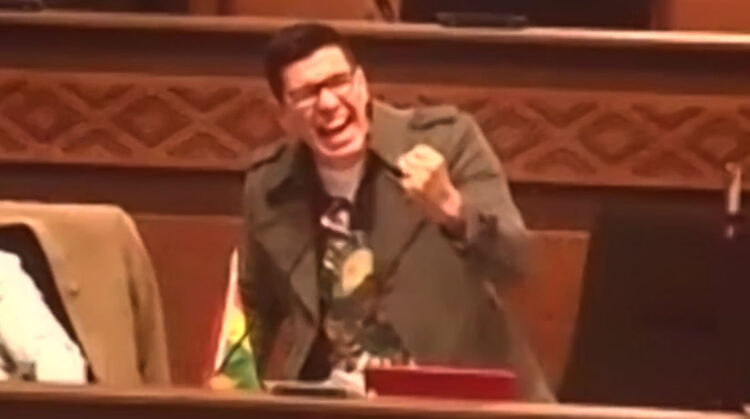 En plena sesión, diputado de oposición canta un tema de Luis Miguel y le dedica a Yujra