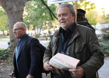 Bannon, exasesor de Trump, sentenciado a prisión por desacato al Congreso
