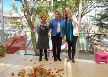 Magalí Tapia, la embajadora Edita Vokral y Conny Toornstra. Fotos: Claudia Benavente