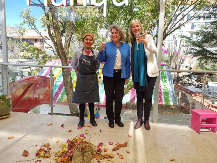 Magalí Tapia, la embajadora Edita Vokral y Conny Toornstra. Fotos: Claudia Benavente