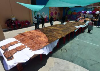 Privadas de libertad elaboran una t’antawawa de 11 metros