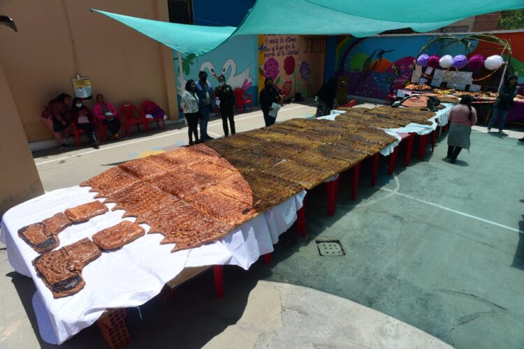 Privadas de libertad elaboran una t’antawawa de 11 metros