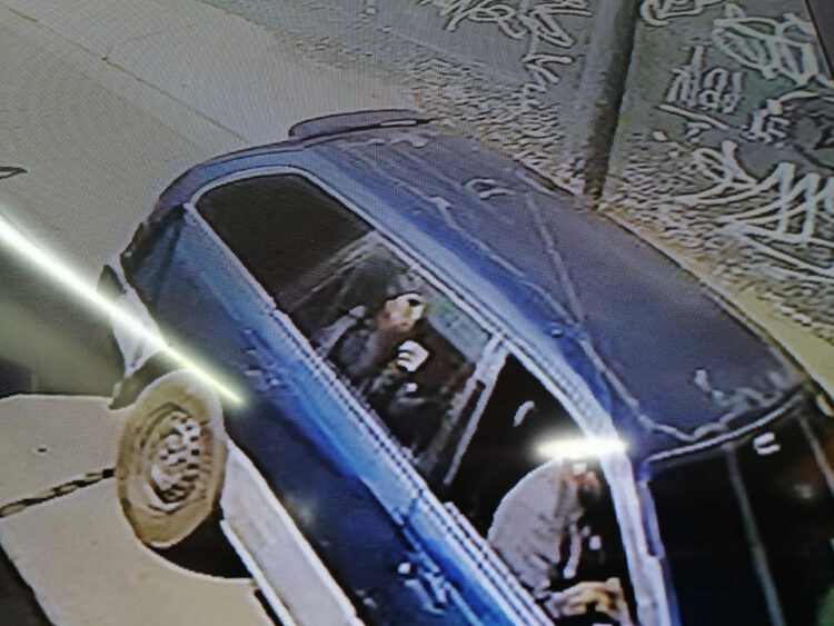 Policía arresta a conductor de taxi que arrojaba explosivos en calles y casas de Villa El Carmen