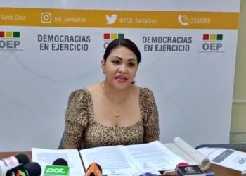 María Cristina Claros, presidenta del TED Santa Cruz, en conferencia de prensa.