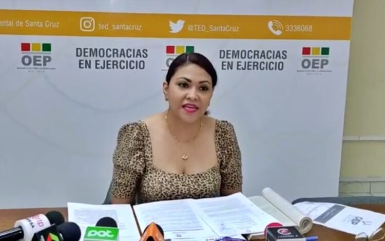 María Cristina Claros, presidenta del TED Santa Cruz, en conferencia de prensa.