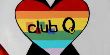 El sospechoso detenido por el tiroteo en una discoteca LGTBI en el estado norteamericano de Colorado, ha sido imputado por cinco cargos.