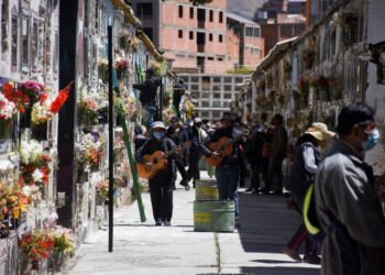 Todos Santos: Al menos 160.000 personas visitaron el Cementerio General, se halló a cinco en estado de ebriedad