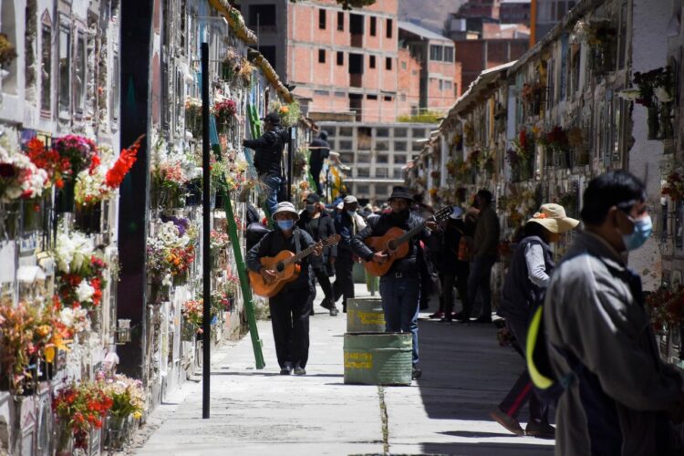 Todos Santos: Al menos 160.000 personas visitaron el Cementerio General, se halló a cinco en estado de ebriedad
