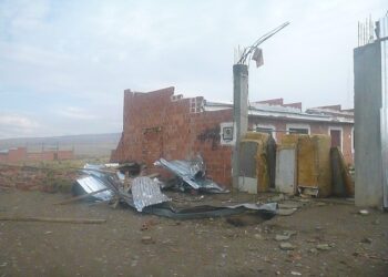 Muros caídos y techos desprendidos, vecinos no pudieron defenderse del tornado que azotó a El Alto