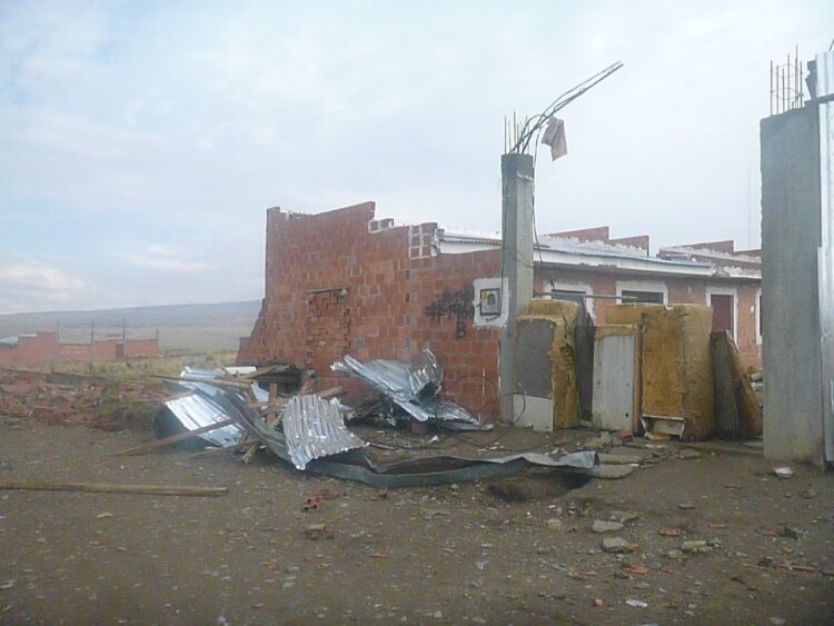 Muros caídos y techos desprendidos, vecinos no pudieron defenderse del tornado que azotó a El Alto