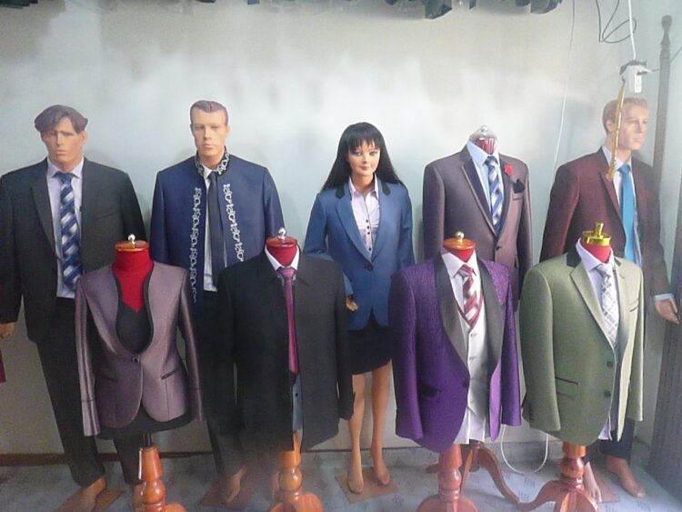Trajes e invitaciones personalizadas, las tendencias para las graduaciones de este año
