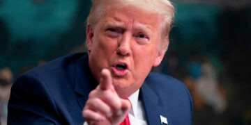 Trump pone en apuros a sus seguidores con sus cromos digitales.
