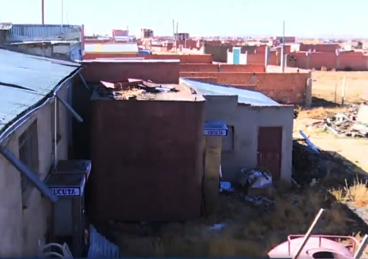 El tanque clandestino construido en una vivienda contigua al surtido. Captura: Bolivia TV