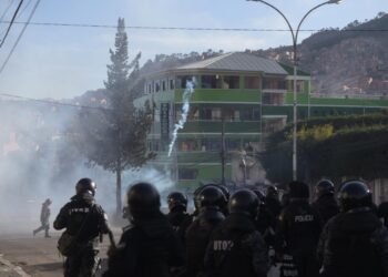 Policías en apronte en la sede de Adepcoca, al lado del colegio Ave María en Villa Fátima. Foto: Rodwy Cazón