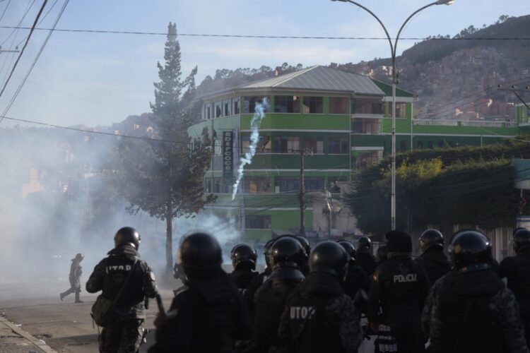 Policías en apronte en la sede de Adepcoca, al lado del colegio Ave María en Villa Fátima. Foto: Rodwy Cazón