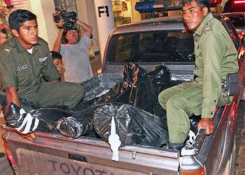 Policías retiran los cuerpos de los acribillados en el hotel Las Américas. Foto: AFP