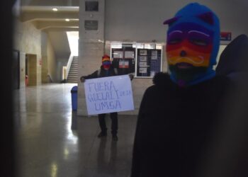 Estudiantes encapuchados en el interior del monoblock. Foto: APG