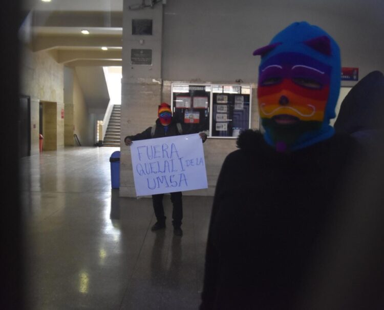 Estudiantes encapuchados en el interior del monoblock. Foto: APG