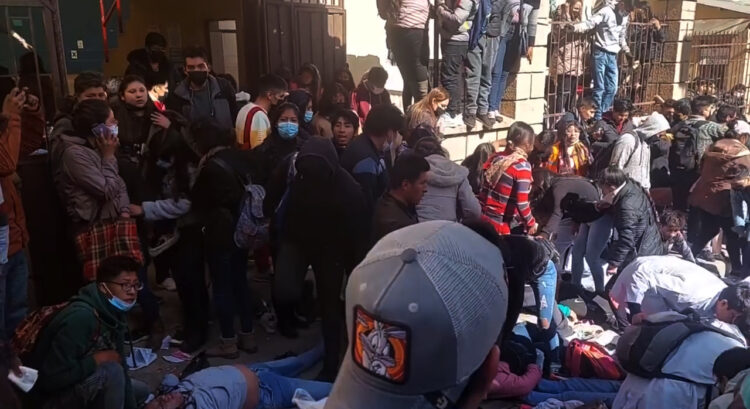 La desesperación de los estudiantes tras el estallido en la Tomás Frías.