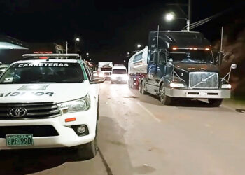 Transportistas bolivianos se trasladan de Perú a Bolivia.