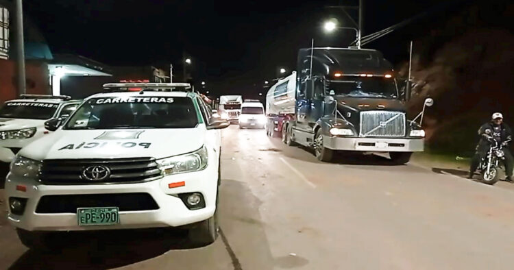 Transportistas bolivianos se trasladan de Perú a Bolivia.