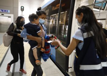 Usuarios se trasladan a través de la línea Roja del Tren Metropolitano. Foto: APG