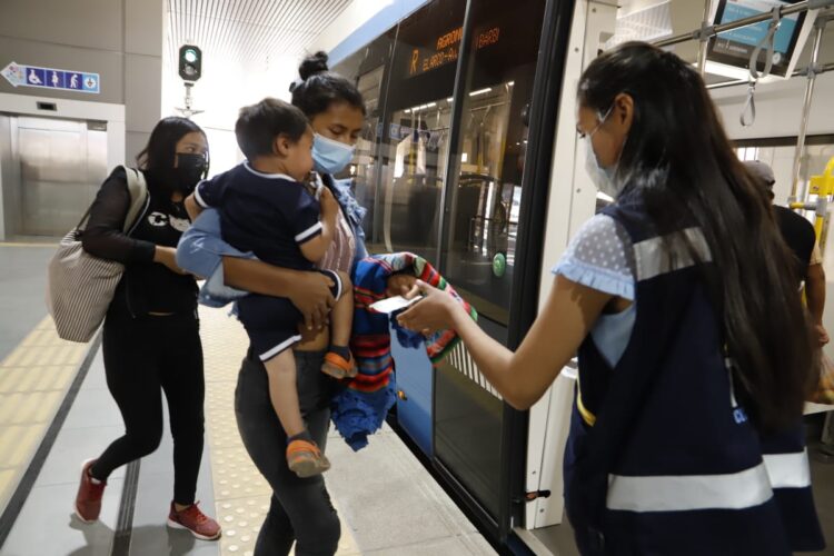 Usuarios se trasladan a través de la línea Roja del Tren Metropolitano. Foto: APG