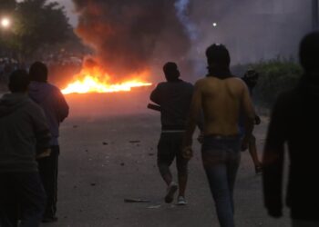 Miembros de apoyo al paro en enfrentamiento con la Policía en La Guardia. Foto: APG
