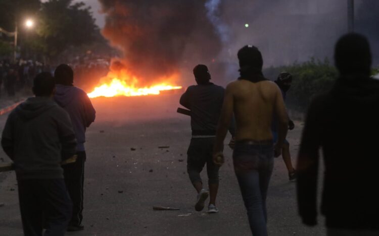 Miembros de apoyo al paro en enfrentamiento con la Policía en La Guardia. Foto: APG