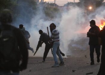 Defensores del paro enfrentamientos con la Policía en La Guardia. Foto: APG