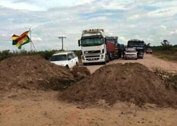 Pobladores de Cuatro Cañadas activan bloqueo indefinido de la carretera Santa Cruz-Beni