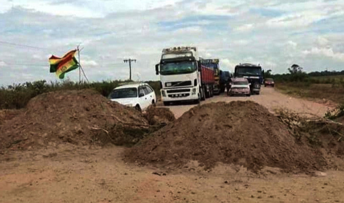 Pobladores de Cuatro Cañadas activan bloqueo indefinido de la carretera Santa Cruz-Beni