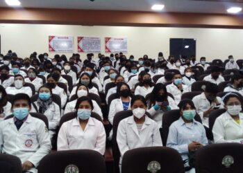 Estudiantes de Medicina de la UPEA, este jueves. Foto: Isabel Moreno
