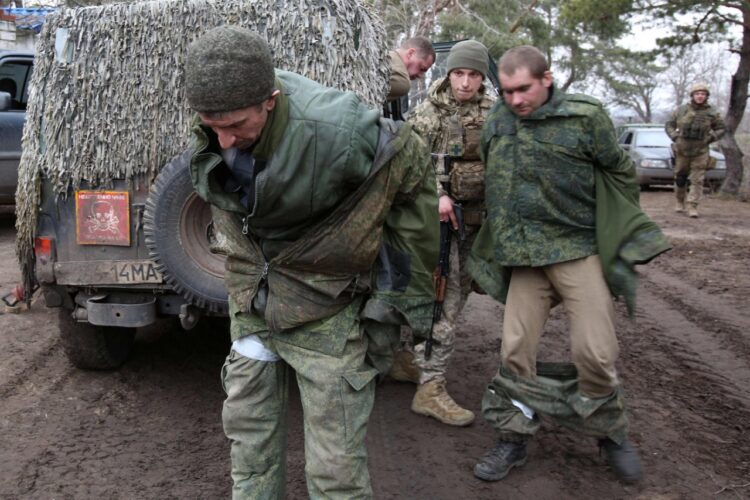Las fuerzas ucranianas detienen a militares de la autoproclamada República Popular de Lugansk. Foto: AFP