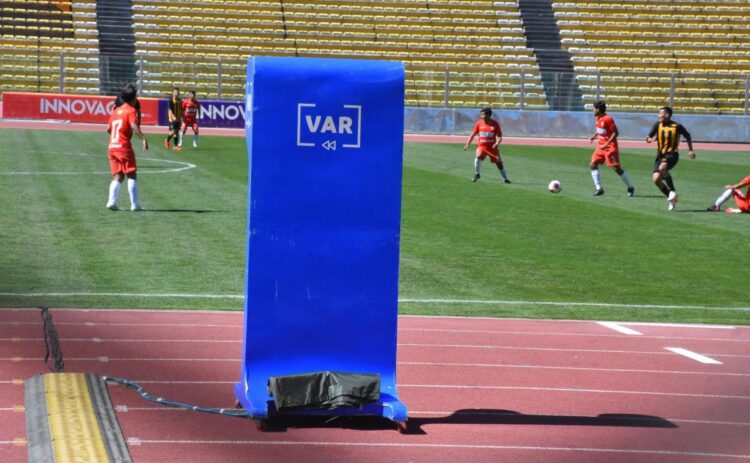El VAR corrige 152 errores arbitrales en el fútbol boliviano