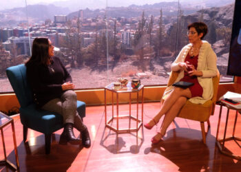 La directora de La Razón, Claudia Benavente, junto a la cineasta Verónica Córdova. Foto: Franklin Blanco.