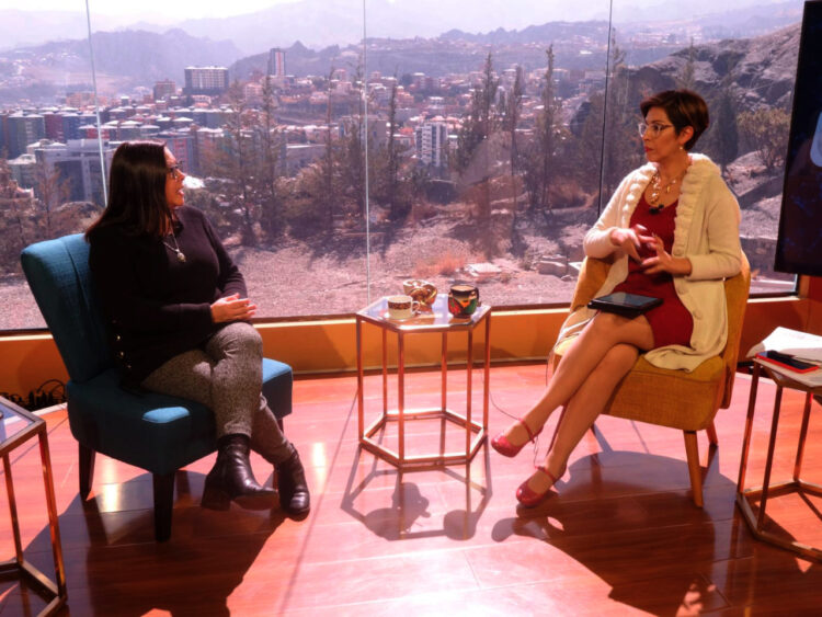 La directora de La Razón, Claudia Benavente, junto a la cineasta Verónica Córdova. Foto: Franklin Blanco.
