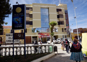 Vecinos toman el edificio municipal de Viacha y cercan al alcalde
